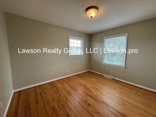 Building Photo - Beautiful Salem split level near the VA hospital