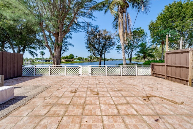 Building Photo - 2250 Buttonwood Ave