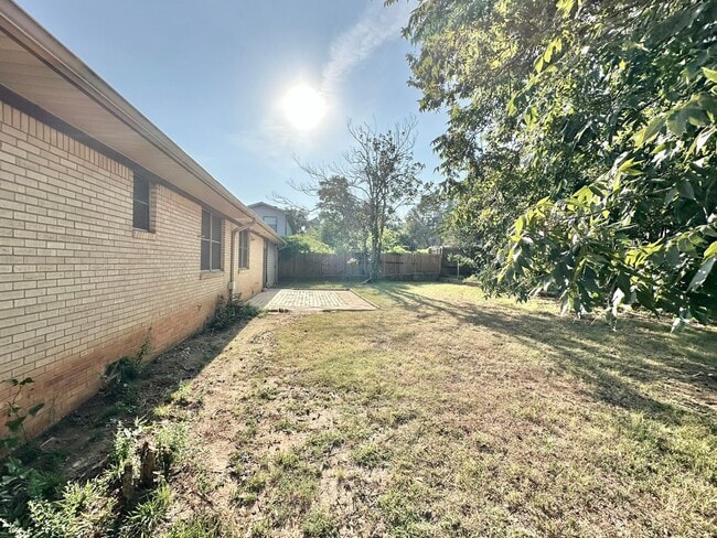 Building Photo - Discover this 3/2 home located in Mid-town...