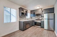 Building Photo - Classic Courtyard Building on Venice Blvd – Secure, Convenient, Pet-Friendly