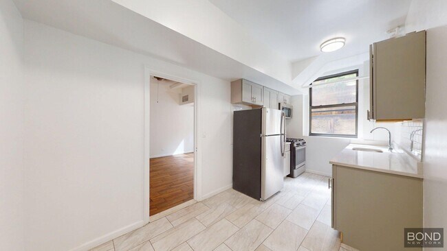 Building Photo - 330 W 72nd St