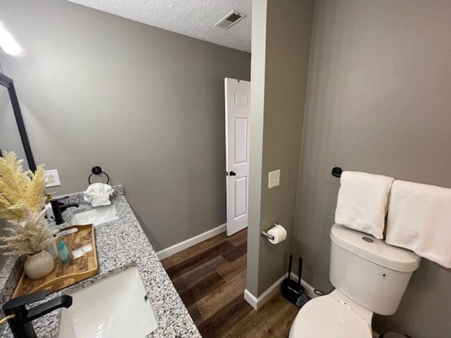 Building Photo - Furnished 2 bedroom 2 bath - Garden Level