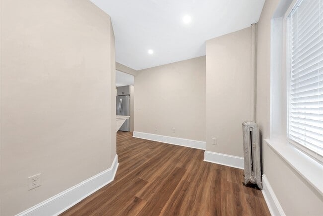 Building Photo - 107 School St