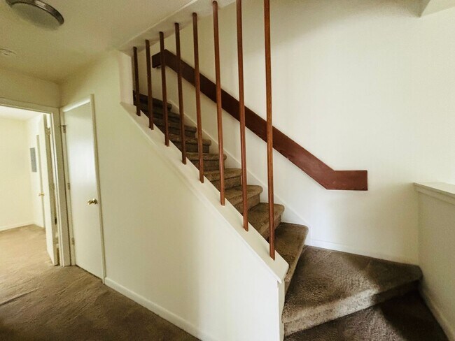 Building Photo - 503 Sunridge Dr