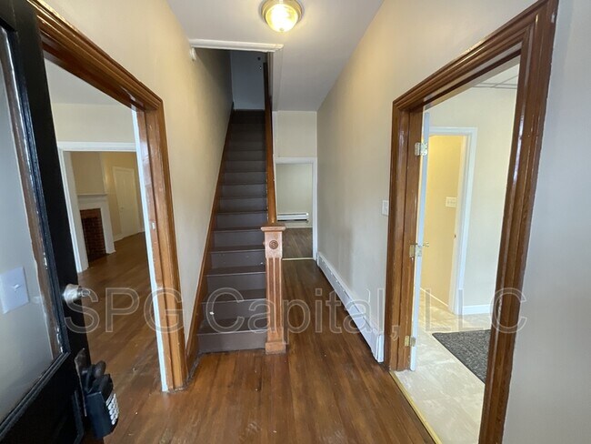 Building Photo - 104 N Main St