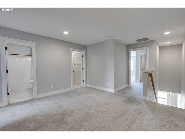 Building Photo - 10902 NE 119th Pl