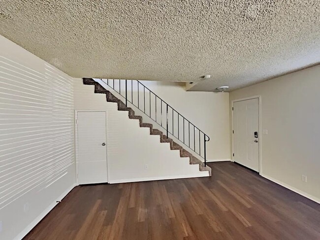 Building Photo - 121 E 67th Way