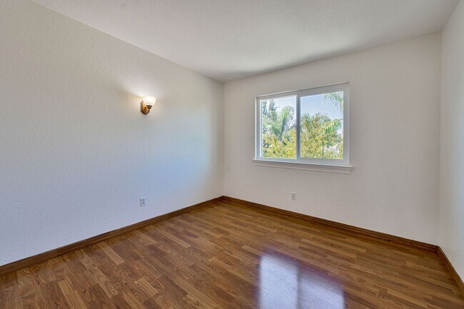 Building Photo - Spacious 4-Bedroom Home, Beautifully Maint...