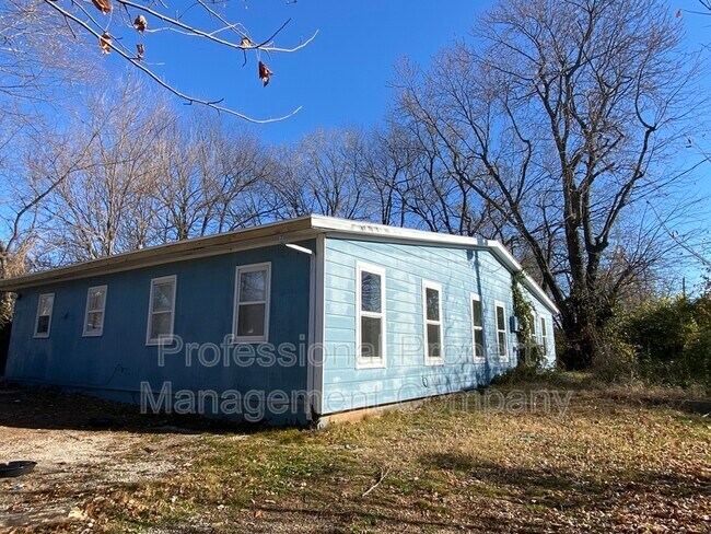Building Photo - 916 S Clifton Ave