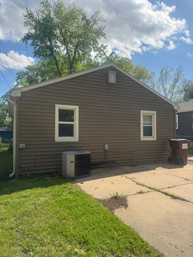 Building Photo - 830 Judson St