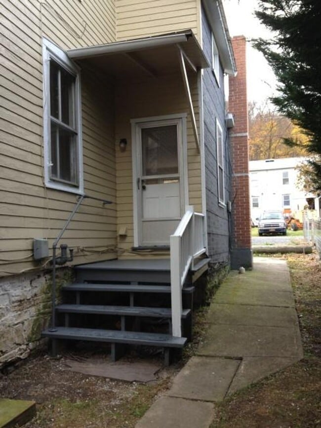 Building Photo - 3 Bedroom 1 Bath in Newport, PA!