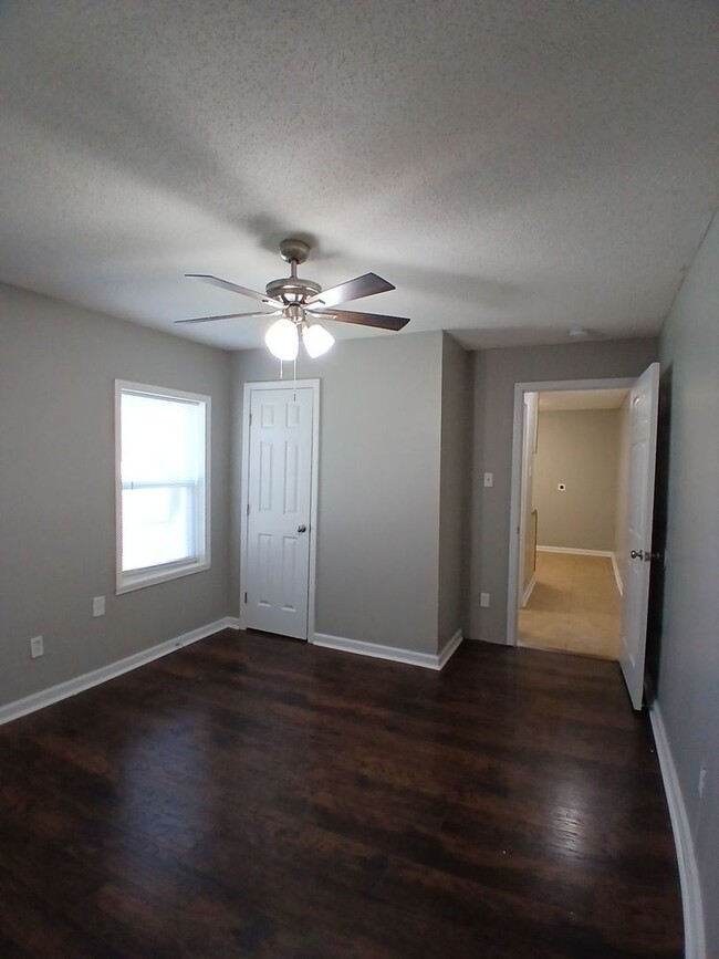 Building Photo - Newly Renovated 2 bedroom 1 bathroom - OPE...