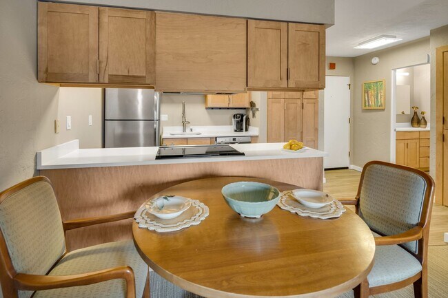 Building Photo - Perfect Downtown Furnished 1 BR Apartment