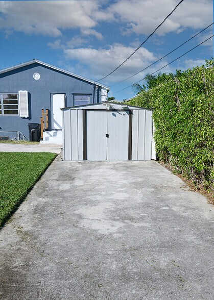 Space for visitors! - 126 S E St