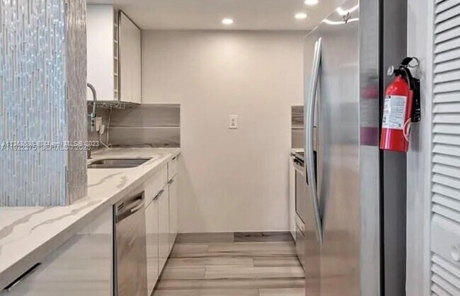 Building Photo - 1717 N Bayshore Dr