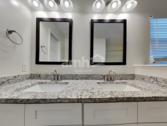 Building Photo - 163 Willow Point Cir