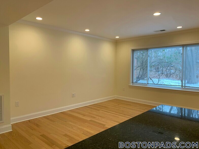 Building Photo - 172 Thornton Rd