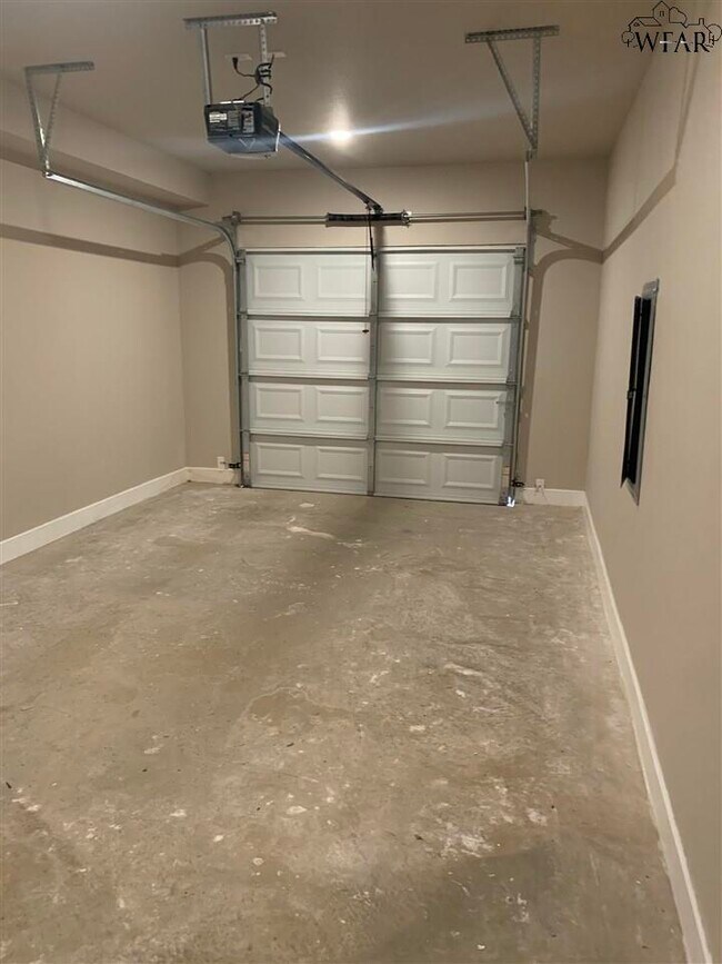 Building Photo - 438 W College St