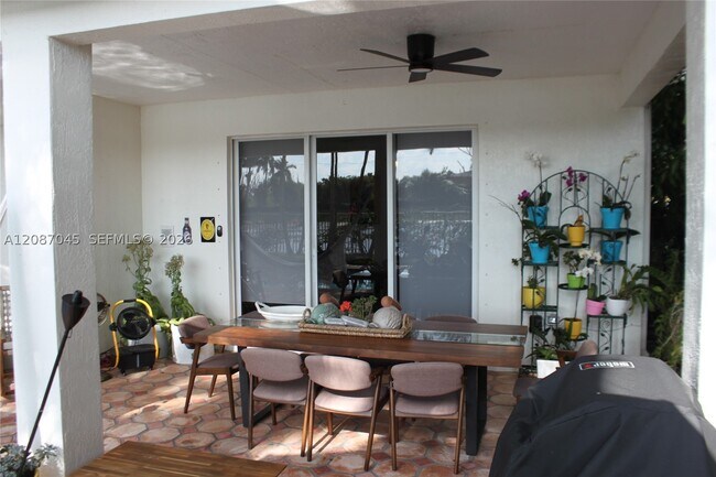 Building Photo - 2568 Jardin Dr