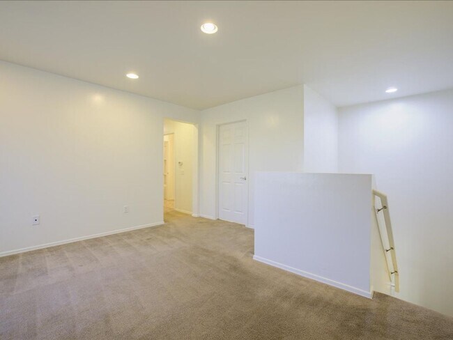 Building Photo - 4 Bedroom, 2.5 Bath COMMUNITY POOL!