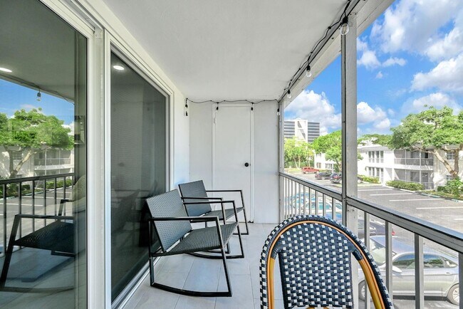 Building Photo - 6279 Bay Club Dr