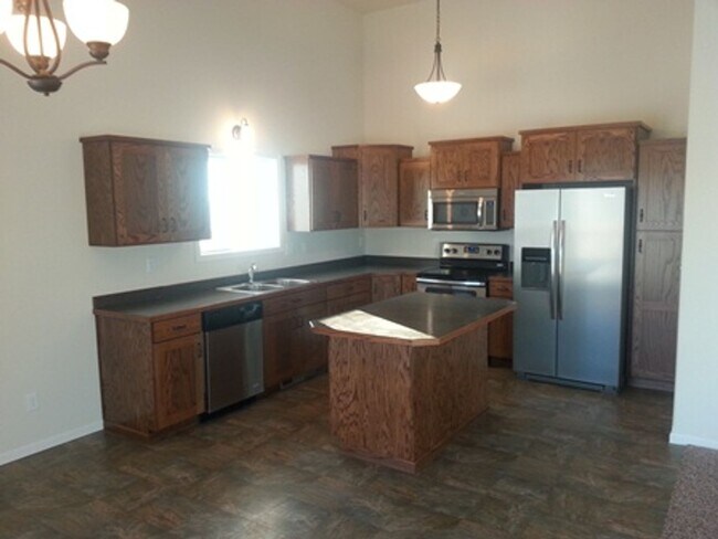 Building Photo - 3 Bed 3 Bath Single Family Home