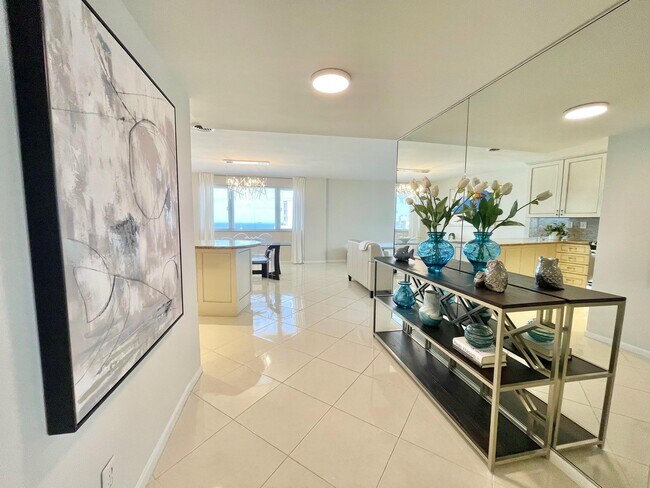 Building Photo - 3000 Holiday Dr