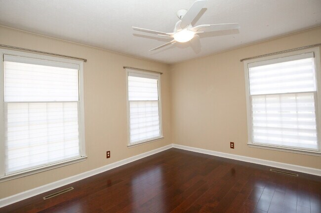Building Photo - Retro Ranch only minutes from downtown Sou...
