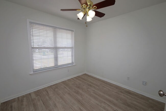 Building Photo - 4220 Wilshire Dr