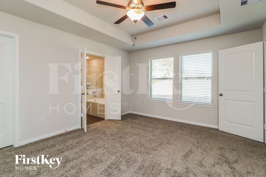 Building Photo - 14725 Country Club Dr