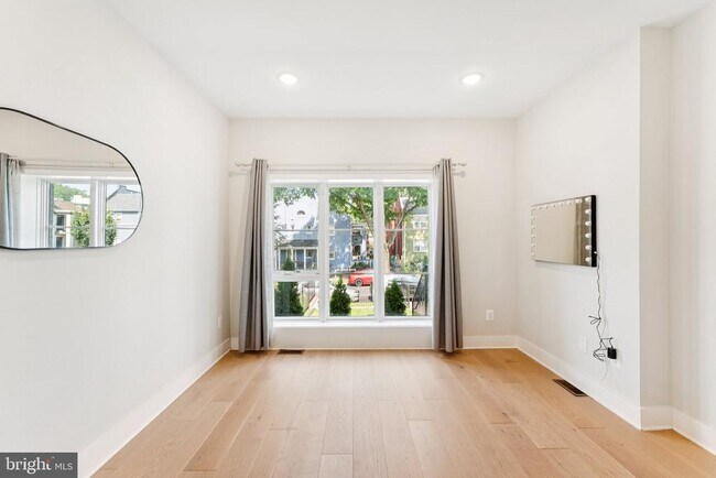 Building Photo - 1705 Trinidad Ave NE
