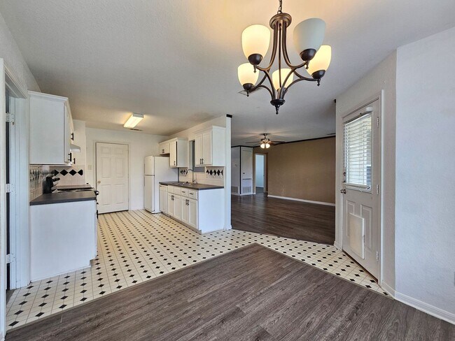 Building Photo - REDUCED RENT - AMAZING RENT SPECIAL & MOVE IN READY!