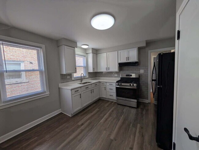Building Photo - 2909 W Farragut Ave