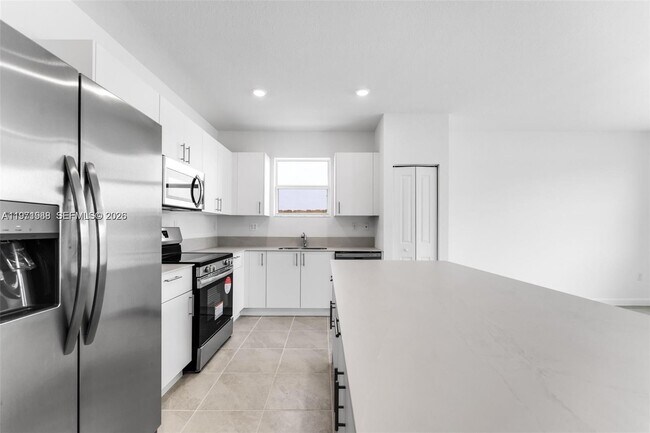 Building Photo - 2960 SE 23rd Ave