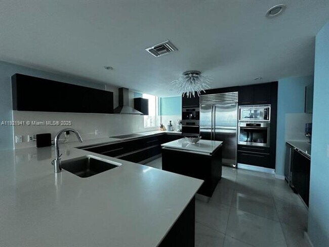 Building Photo - 17001 Collins Ave