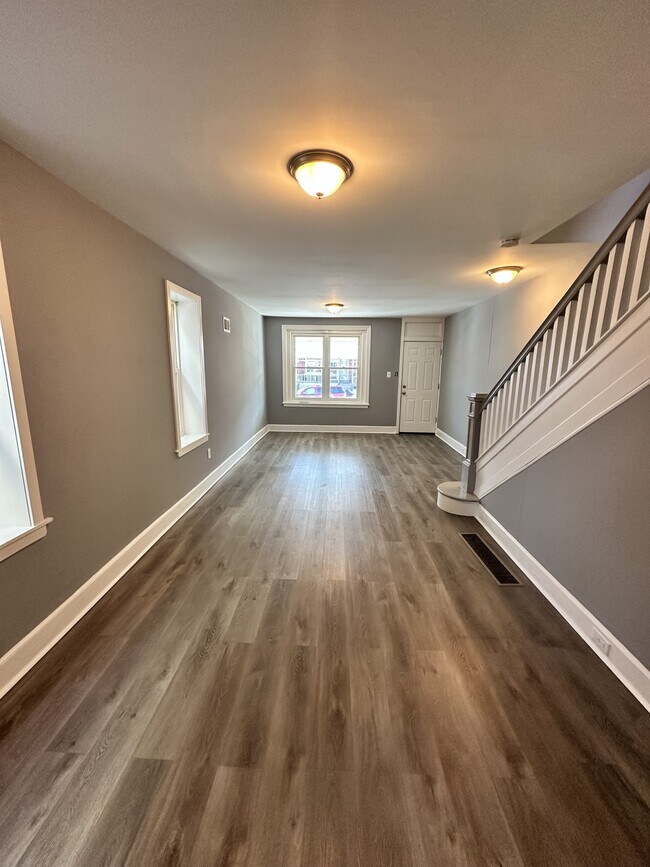 Building Photo - 218 W 5th St