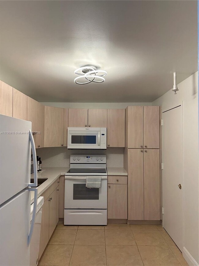 Building Photo - 400 Kings Point Dr