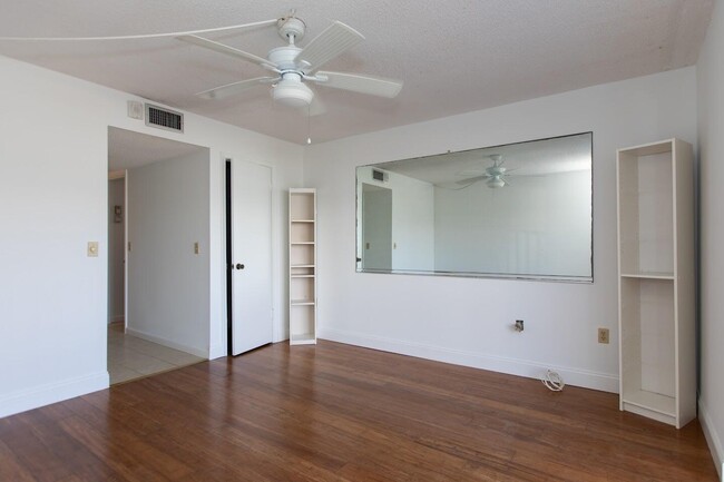 Building Photo - 1502 S Lakeside Dr
