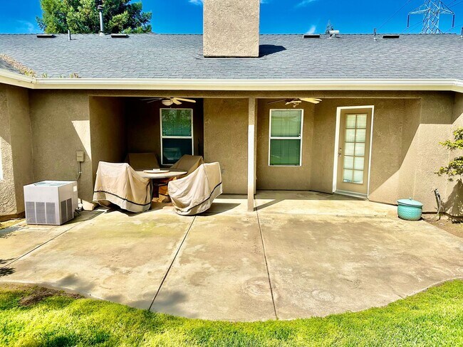Building Photo - 5811 W Fremont Ave