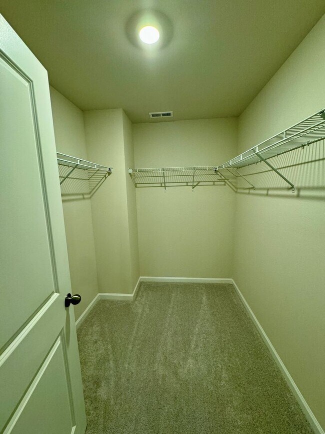 Building Photo - 4BR/2.5BA in Steel Creek's Brightwater Neighborhood