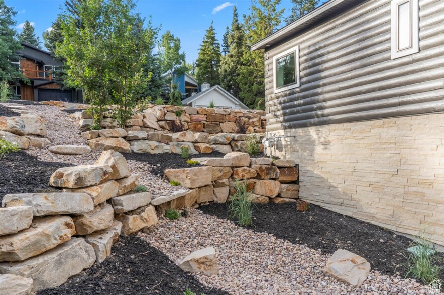 Building Photo - 415 Woodland Dr