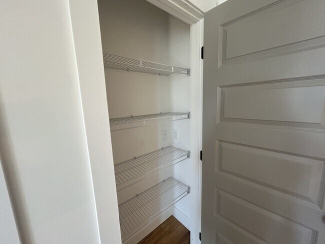 Building Photo - 2BD 2BA 3 STORY TOWNHOME FOR RENT