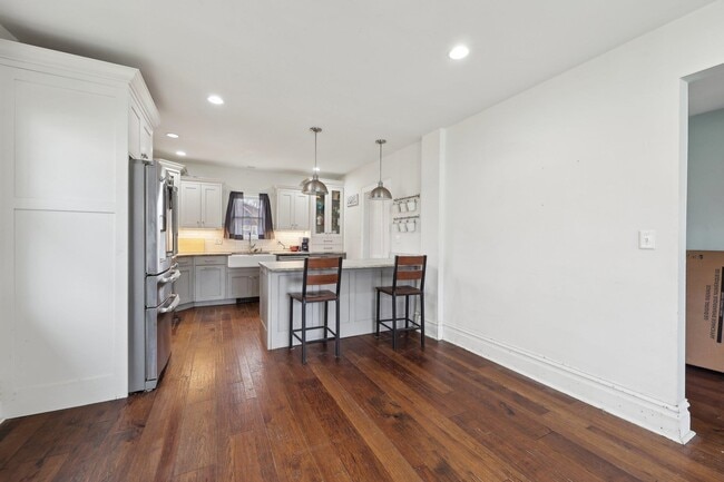 Building Photo - 48 Marinus St