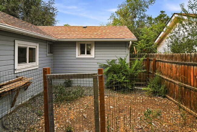 Building Photo - $1,595.95 with $250 Cleaning Voucher, 1 Bed - 1 Bath, Single Family Home in Aurora with Private a...