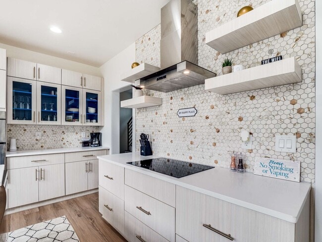 Kitchen view - 1371 Lyle Ave