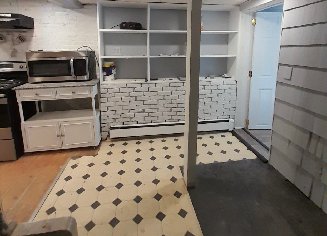 Building Photo - 100 College St