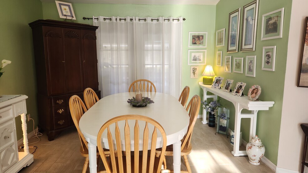 Formal Dining Room - 704 SW 11th Pl
