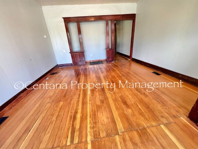 Building Photo - Pet friendly house on Washington!