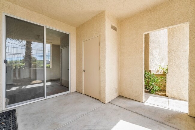 Building Photo - Modern Ground-Level Condo With A One Car Garage in Prime Southwest Location with Resort-Style Ame...