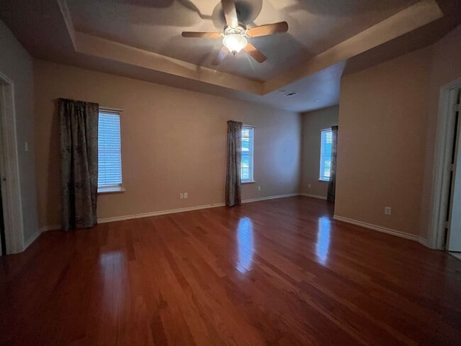 Building Photo - Gated Entry 5 bedroom, 3.5 Bath Home on 16...